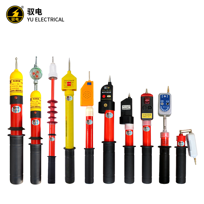 一排橙色安全帽整齐排列,旁边有反光背心和安全带,背景为浅灰色