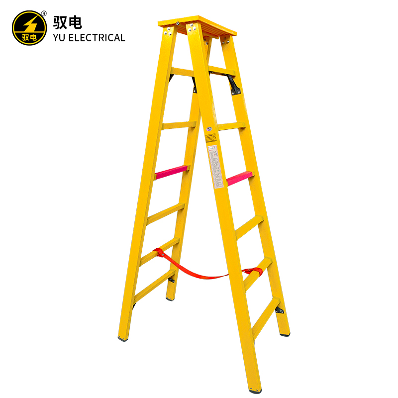 一架银色铝合金人字梯靠墙放置,梯子上有防滑踏板,背景为蓝色墙面