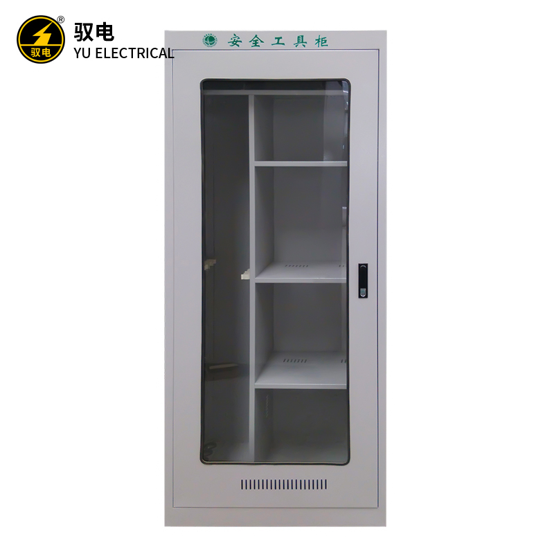工程师在电脑前查看图纸,旁边有工具模型,背景为办公室环境