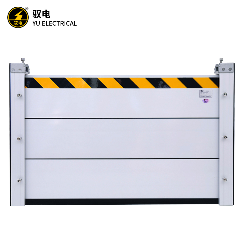 一块红色圆形禁止合闸警示牌,上面有白色文字和图标,背景为浅蓝色