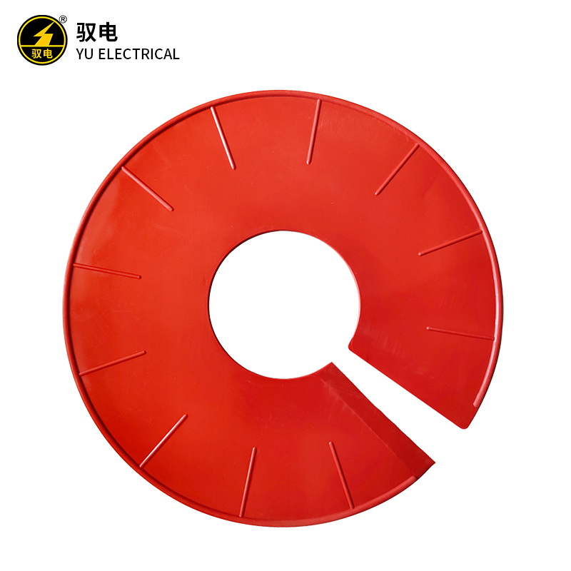 几个银色金属电力金具部件,包括线夹和连接件,摆放在灰色表面上